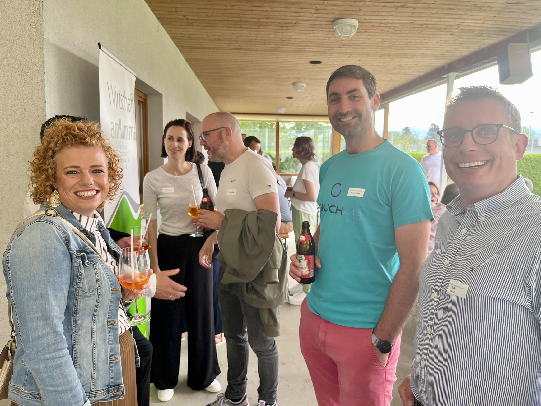 Gute Unterhaltung auf dem Sommerfest